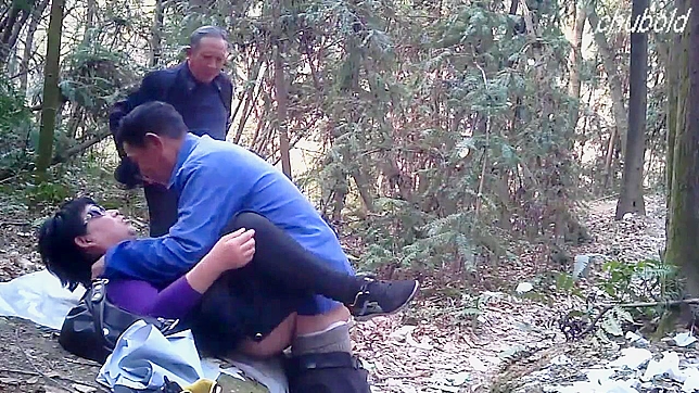 淫らな中国人売春婦が、公共の公園で2人の男を7ドルでファック＆フェラする。