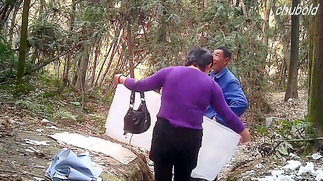 淫らな中国人売春婦が、公共の公園で2人の男を7ドルでファック＆フェラする。