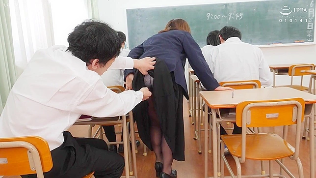 日本の教育者が完璧な乳房を見せつけ、用心深い生徒と机の上でファックする
