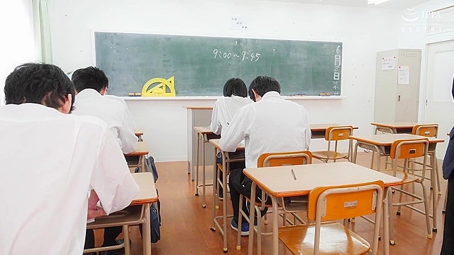 日本の教育者が完璧な乳房を見せつけ、用心深い生徒と机の上でファックする