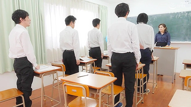 変態的に冒険的な日本人教師が巨大なオッパイを披露し、恥ずかしがる生徒とテーブルの上で親密になる