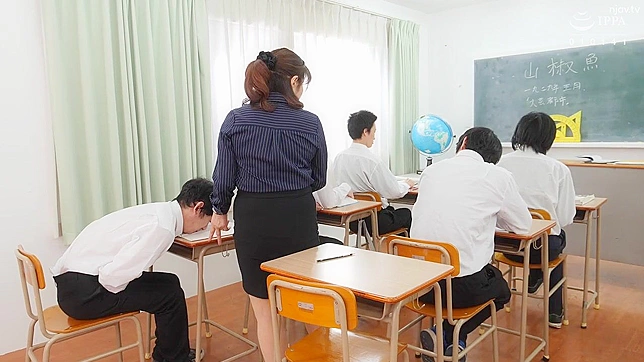 変態的に冒険的な日本人教師が巨大なオッパイを披露し、恥ずかしがる生徒とテーブルの上で親密になる