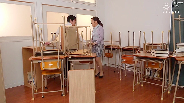 淫らな日本人教育者が丸みを帯びた乳房を見せつけ、恥ずかしがり屋の生徒と机の上で姦淫する
