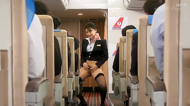 日本のエアホステスが機内で娼婦として乗客とファックする