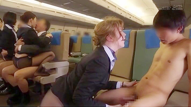 日本のエアホステスが機内で乗客と娼婦のようにファックする