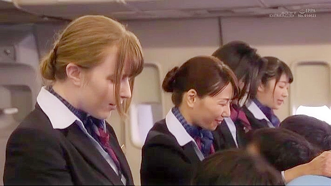 日本のホットなエアホステスが機内で娼婦として乗客とファックする