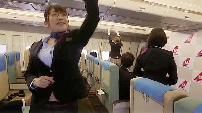 日本のホットなエアホステスが機内で娼婦として乗客とファックする