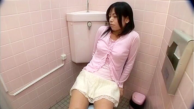 Office Lady Unknowingly Caught Masturbating in the Toilet, Secretly Caught on Camera