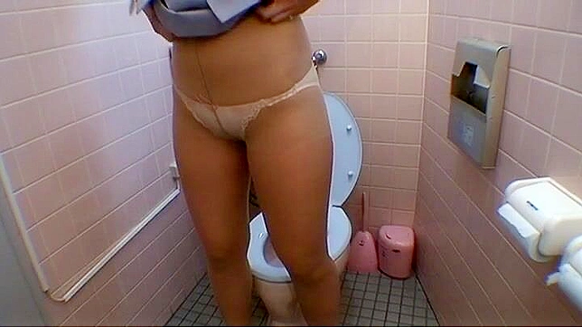 盗撮犯が、出勤前にトイレで自分の体を触る日本人OLを盗撮した。