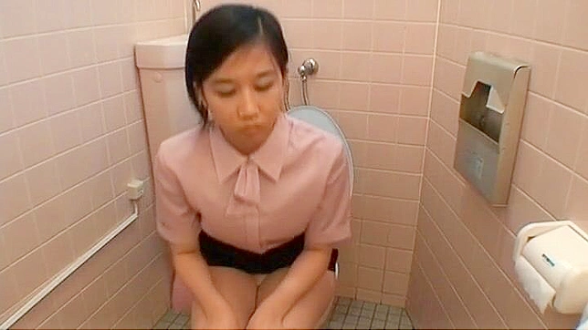 盗撮犯がオフィスのトイレでオナニーする日本人OLを撮影した