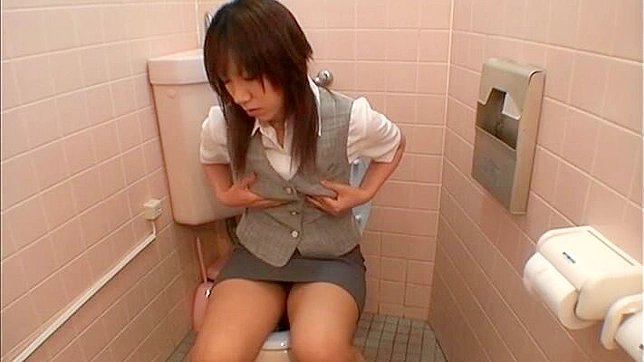 日本のOLがトイレでオナニーしているところを盗撮された。