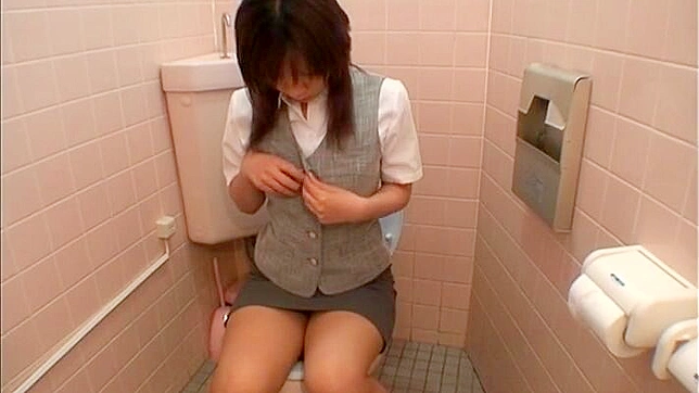 日本のOLがトイレでオナニーしているところを盗撮された。