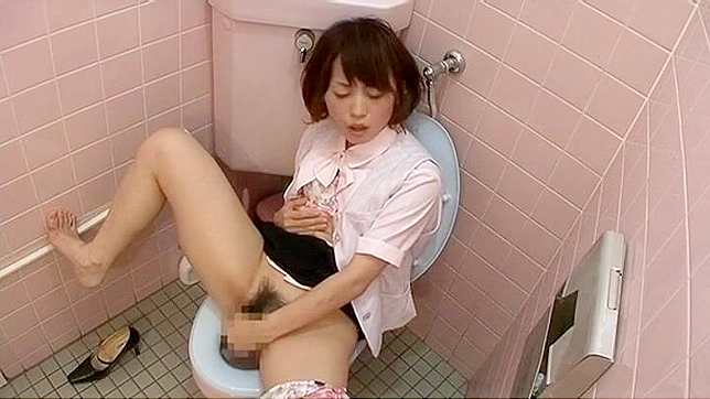 日本のOLがトイレでオナニーしているところを盗撮される
