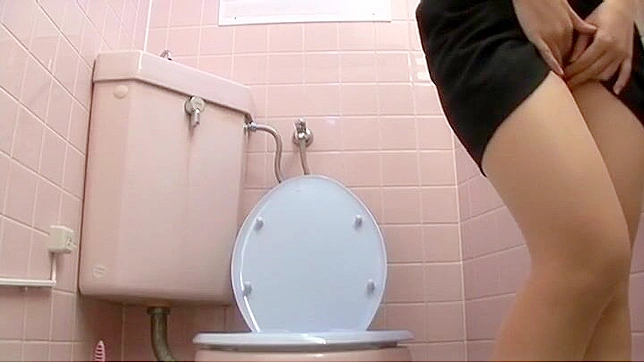 オフィスのトイレで指が大忙し - 日本人OLのオナニーを撮影した。