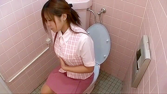 盗撮犯がオフィスのトイレで日本人OLのオナニーを撮影した