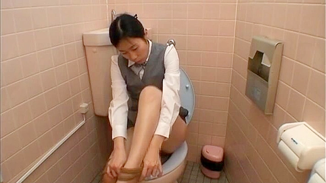 オフィスのトイレで撮影 - 日本のOLがマンコを弄ぶ