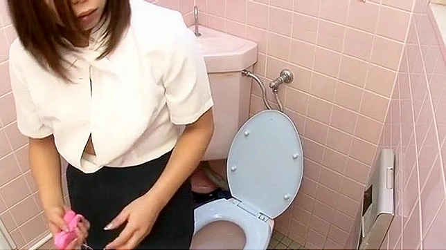 日本のOLがオフィスのトイレで自慰行為をしているところをカメラに撮られた。