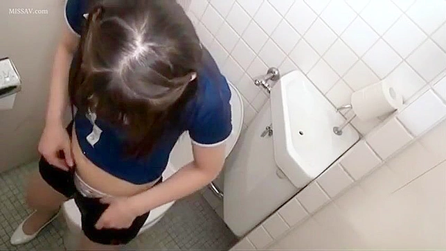 日本の会社員、トイレでオナニーする姿を隠しカメラに撮られる