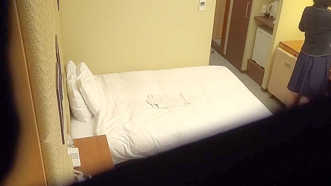 日本人女性、盗撮カメラに気づかずホテルの部屋でオナニーしているところを撮影される