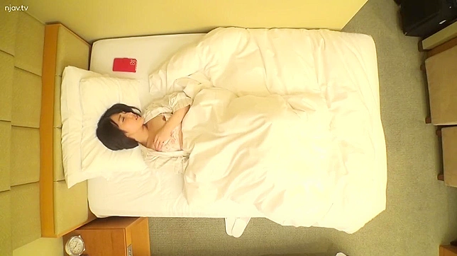 日本人女性、盗撮カメラに気づかずホテルの部屋でオナニーしているところを撮影される