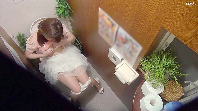 隠しカメラ、シャイな日本人女性Aがトイレで激しくオナニーする