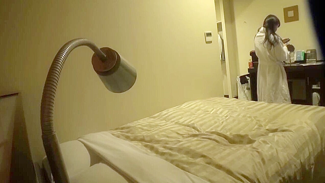 盗撮カメラに気づかない日本人女性、ホテルの部屋で無意識のうちにオナニーをしていた