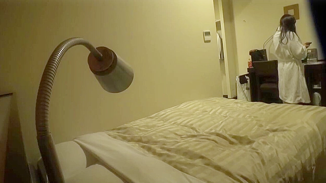 盗撮カメラに気づかない日本人女性、ホテルの部屋で無意識のうちにオナニーをしていた