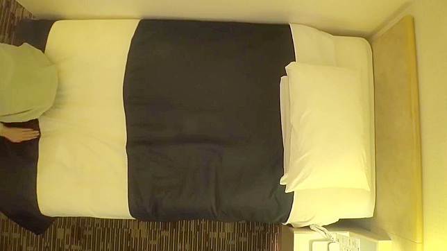 盗撮犯がホテルの部屋でオナニーする日本人女性を盗撮するために秘密カメラを設置する