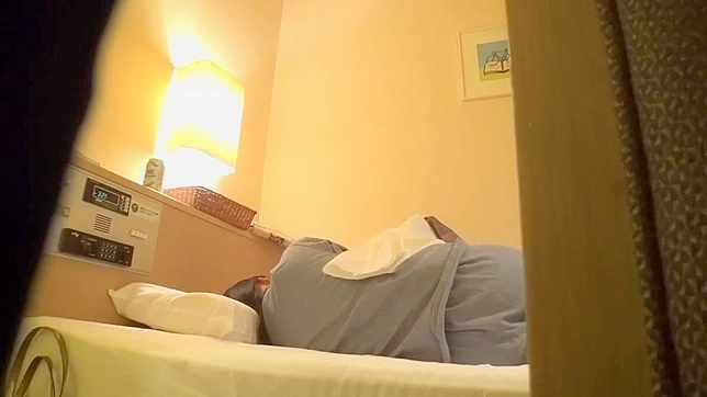 盗撮犯がスパイ・カメラを設置し、ホテルの部屋でオナニーする日本人女性を録画した