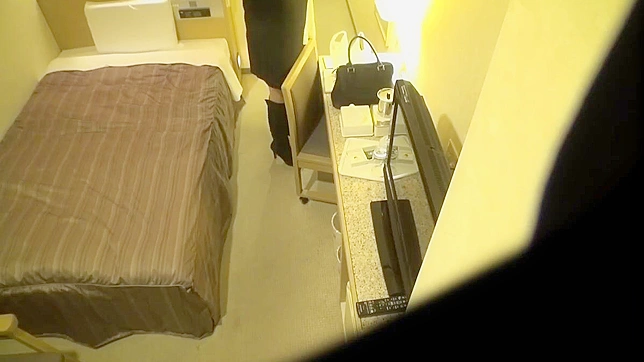 盗撮犯がスパイカメラを設置し、ホテルの部屋でセルフプレジャーをする日本人女性を記録した