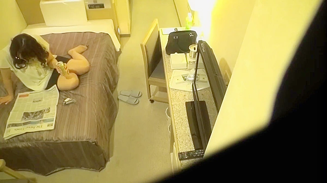 盗撮犯がスパイカメラを設置し、ホテルの部屋でセルフプレジャーをする日本人女性を記録した