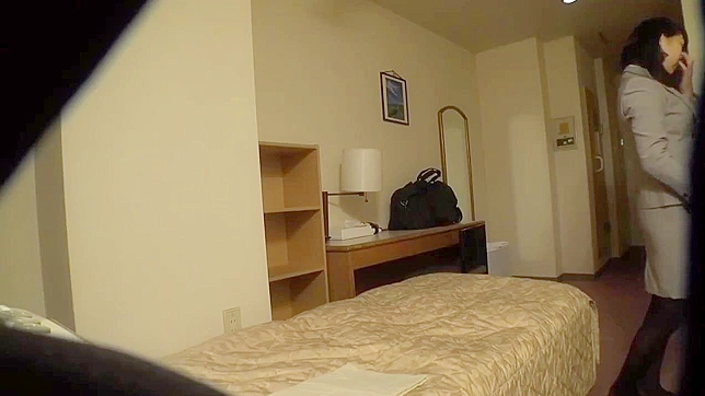日本人女性、盗撮犯に気づかずホテルの部屋でオナニーを盗撮される