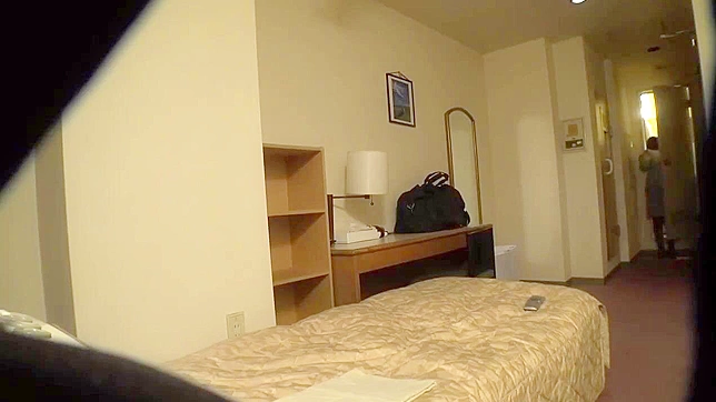 日本人女性、盗撮犯に気づかずホテルの部屋でオナニーを盗撮される