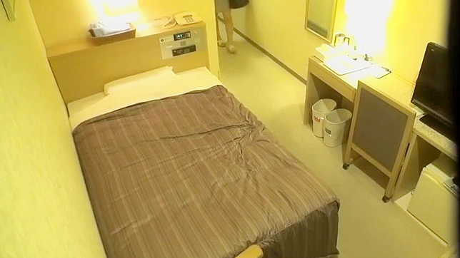 日本の盗撮犯、ホテルの部屋で女性のオナニーを盗撮するために秘密カメラを設置する