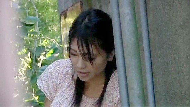 盗撮犯が、野外で自らを悦ばせながらオーガズムを痙攣させる日本人の少女を危険な方法で撮影した。