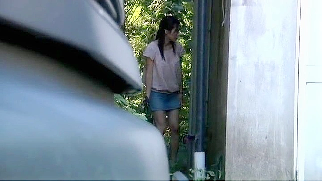 盗撮犯が、野外で自らを悦ばせながらオーガズムを痙攣させる日本人の少女を危険な方法で撮影した。