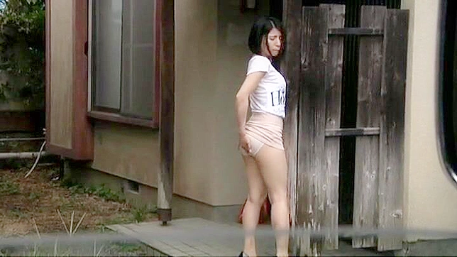 盗撮の快楽、スパイカメラが路上でオナニーをする日本人の少女を撮影した