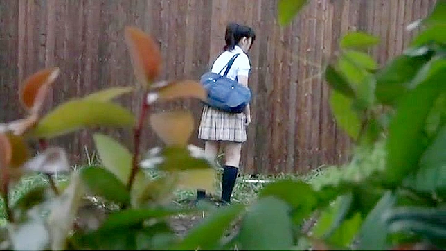 屋外で危険なオナニーをする日本人少女が、オーガズムの痙攣とともにスパイカメラに収められた。