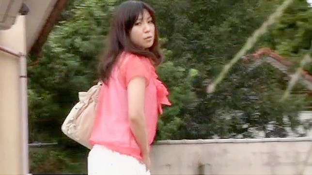 日本の少女の危険な野外オナニーが盗撮カメラに収められ、オーガズムの痙攣を起こした