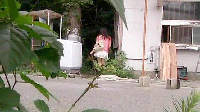 日本の少女の危険な野外オナニーが盗撮カメラに収められ、オーガズムの痙攣を起こした