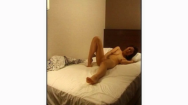 日本の母がベッドでオナニーしている盗撮映像