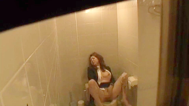 トイレの隠しカメラで日本の母親のふしだらな自画自賛を暴く