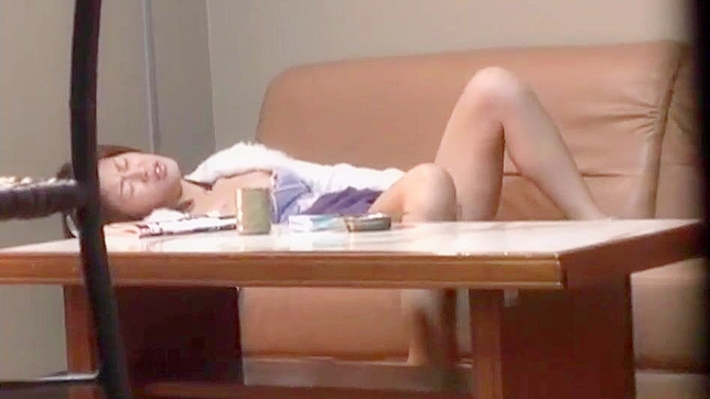 日本の少女がオナニーしているところを盗撮犯が隠しカメラで撮影した