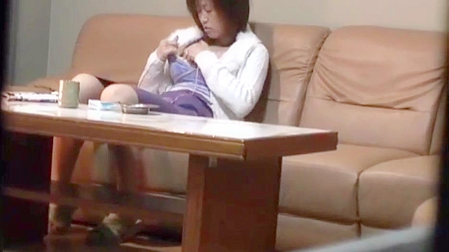日本の少女がオナニーしているところを盗撮犯が隠しカメラで撮影した