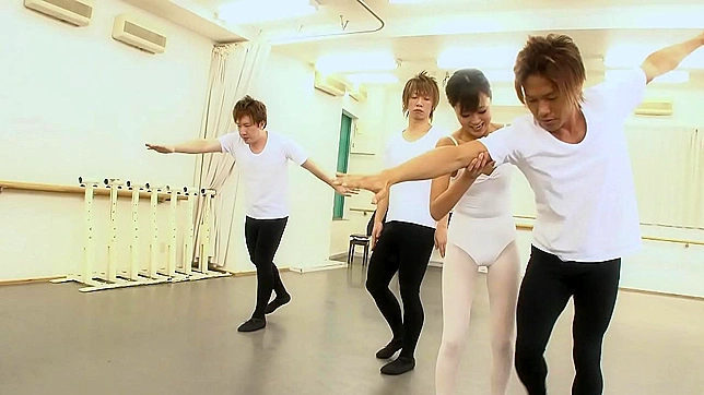 しなやかな日本人バレエダンサーが3人の男と同時にファックする