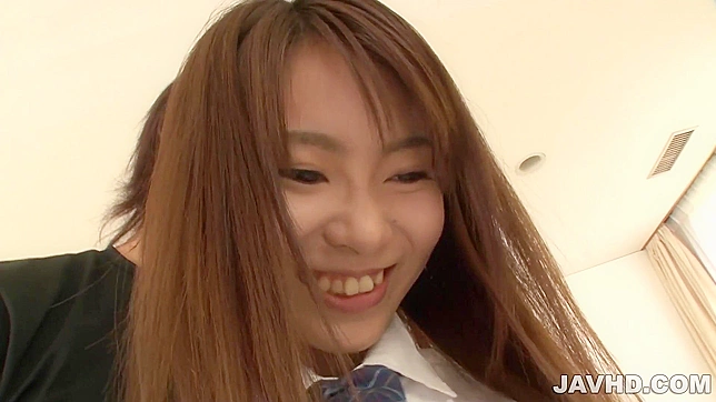 日本の女子高生、直嶋あいが教師にフェラした後、クリームを塗られる - 必見！