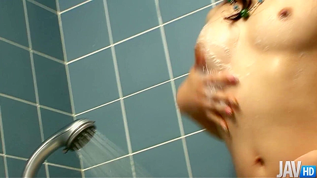 日本の女子校生、加藤春菜の石鹸シャワーが彼女をオーガズムの至福へと導く