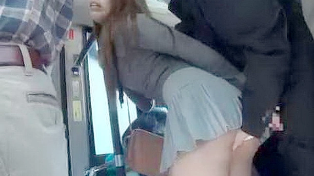 無垢なアジア人少女が見知らぬ男にバスの中で体を触られ、公開ファックされた。