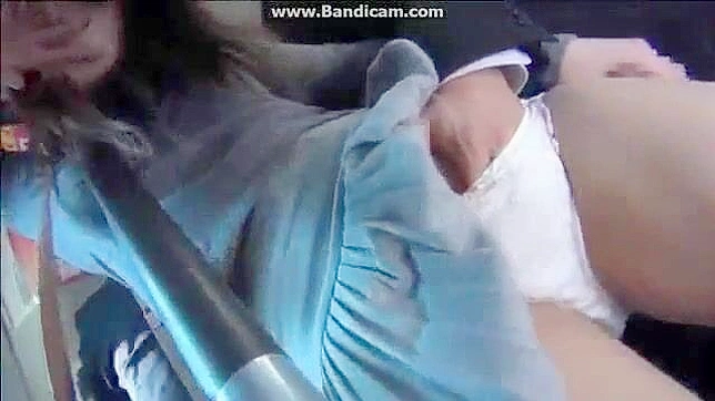 無垢なアジア人少女が見知らぬ男にバスの中で体を触られ、公開ファックされた。