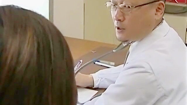 日本人の妻、夫が見守る中、手術中に医師とワイルドなセックスをする